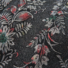 Load image into Gallery viewer, アンティーク 御召 草花柄 黒色 銀糸 袷 広衿 正絹 昭和レトロ 紋なし 昔着物 身丈167cm