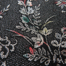Load image into Gallery viewer, アンティーク 御召 草花柄 黒色 銀糸 袷 広衿 正絹 昭和レトロ 紋なし 昔着物 身丈167cm