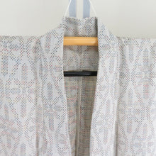 Load image into Gallery viewer, ウール着物 単衣 亀甲文様 織り柄 白灰色 バチ衿 カジュアルきもの 普段着物 仕立て上がり 身丈156cm
