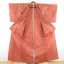 Load image into Gallery viewer, ウール着物 単衣 格子文様 織り柄 桃橙色 バチ衿 カジュアルきもの 普段着物 仕立て上がり 身丈163cm