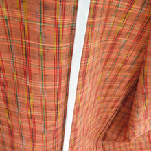 Load image into Gallery viewer, ウール着物 単衣 格子文様 織り柄 桃橙色 バチ衿 カジュアルきもの 普段着物 仕立て上がり 身丈163cm