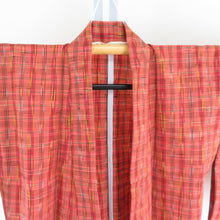Load image into Gallery viewer, ウール着物 単衣 格子文様 織り柄 桃橙色 バチ衿 カジュアルきもの 普段着物 仕立て上がり 身丈163cm