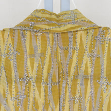 Load image into Gallery viewer, ウール着物 単衣 水玉によろけ縞文様 染め柄 からし色 バチ衿 カジュアルきもの 普段着物 仕立て上がり 身丈152cm