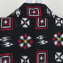 Load image into Gallery viewer, ウール着物 単衣 幾何学文様 絣柄 織り柄 黒色 バチ衿 カジュアルきもの 普段着物 仕立て上がり 身丈166cm