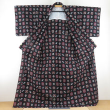 Load image into Gallery viewer, ウール着物 単衣 幾何学文様 絣柄 織り柄 黒色 バチ衿 カジュアルきもの 普段着物 仕立て上がり 身丈166cm