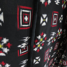 Load image into Gallery viewer, ウール着物 単衣 幾何学文様 絣柄 織り柄 黒色 バチ衿 カジュアルきもの 普段着物 仕立て上がり 身丈166cm