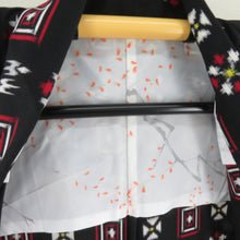 Load image into Gallery viewer, ウール着物 単衣 幾何学文様 絣柄 織り柄 黒色 バチ衿 カジュアルきもの 普段着物 仕立て上がり 身丈166cm