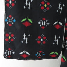 Load image into Gallery viewer, ウール着物 単衣 井桁に花文様 絣柄 織り柄 黒色 バチ衿 カジュアルきもの 普段着物 仕立て上がり 身丈166cm