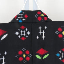 Load image into Gallery viewer, ウール着物 単衣 井桁に花文様 絣柄 織り柄 黒色 バチ衿 カジュアルきもの 普段着物 仕立て上がり 身丈166cm