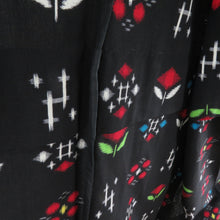 Load image into Gallery viewer, ウール着物 単衣 井桁に花文様 絣柄 織り柄 黒色 バチ衿 カジュアルきもの 普段着物 仕立て上がり 身丈166cm