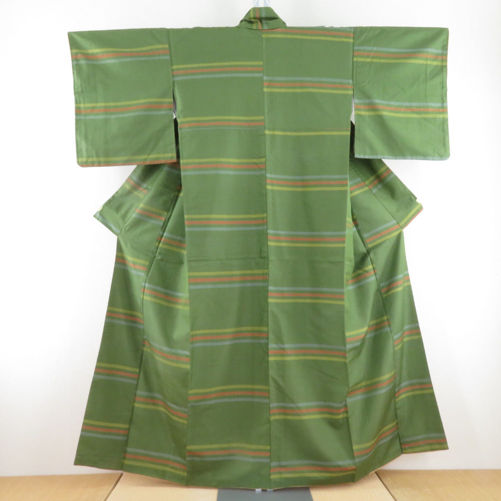 紬 着物 単衣 薄緑色 細縞模様 広衿 正絹 仕立て上がり着物 身丈150cm 【キモノオフ野々市若松店】 紬 着物 単衣 薄緑色 細縞模様 広衿 正絹 仕立て上がり着物【中古