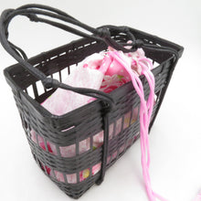 Load image into Gallery viewer, 和装バッグ 和かごバッグ 2点セット 籠巾着付き 牡丹柄 薔薇柄 竹かご 浴衣用 夏祭り 花火大会