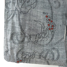 画像をギャラリービューアに読み込む, 紬 着物 南天文様 袷 広衿 灰色 正絹 カジュアル着物 仕立て上がり 身丈155cm