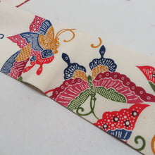 Load image into Gallery viewer, 栗山吉三郎 名古屋帯 京紅型 型染 縮緬 揚羽蝶文様 ベージュ色 赤色 全通柄 九寸帯 正絹 仕立て上がり 着物帯 長さ351cm