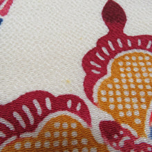 Load image into Gallery viewer, 栗山吉三郎 名古屋帯 京紅型 型染 縮緬 揚羽蝶文様 ベージュ色 赤色 全通柄 九寸帯 正絹 仕立て上がり 着物帯 長さ351cm