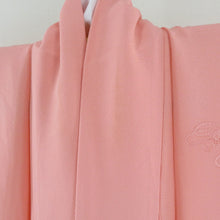 画像をギャラリービューアに読み込む, 色無地 袷 広衿 桃色 付下げ柄 刺繍文様入り 正絹 紋なし 仕立て上がり着物 身丈165cm