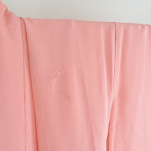 画像をギャラリービューアに読み込む, 色無地 袷 広衿 桃色 付下げ柄 刺繍文様入り 正絹 紋なし 仕立て上がり着物 身丈165cm