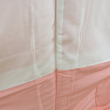 画像をギャラリービューアに読み込む, 色無地 袷 広衿 桃色 付下げ柄 刺繍文様入り 正絹 紋なし 仕立て上がり着物 身丈165cm