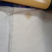 Load image into Gallery viewer, 羽織 アンティーク 昔羽織 銘仙 正絹 青紫色ｘピンク色ｘ緑色 唐草 花 昔 レトロモダン 明治・大正ロマン ちりよけ 上着 身丈75.5cm