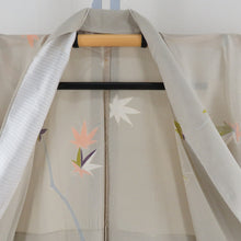 Load image into Gallery viewer, 訪問着 夏着物 絽 広衿 楓文様 正絹 薄カーキ色ｘサーモンピンク色ｘ黄緑 銀糸刺繍入り パステル系 一つ紋 四つ目菱紋 仕立て上がり 身丈159cm