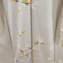 Load image into Gallery viewer, 訪問着 夏着物 絽 広衿 楓文様 正絹 薄カーキ色ｘサーモンピンク色ｘ黄緑 銀糸刺繍入り パステル系 一つ紋 四つ目菱紋 仕立て上がり 身丈159cm