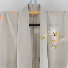 Load image into Gallery viewer, 訪問着 夏着物 絽 広衿 楓文様 正絹 薄カーキ色ｘサーモンピンク色ｘ黄緑 銀糸刺繍入り パステル系 一つ紋 四つ目菱紋 仕立て上がり 身丈159cm