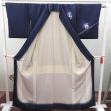 画像をギャラリービューアに読み込む, 付下げ 正絹 袷 紺地 花瓶柄 壷柄 ラメ 広衿 仕立て上がり着物 身丈162cm