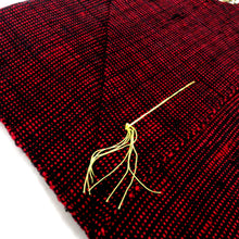 Load image into Gallery viewer, 名古屋帯 正絹 八寸帯 赤黒ｘ多色 植物デザイン カジュアル 仕立て上がり 着物帯 普段使い 糸留めあり 長さ358.2cm 未使用品