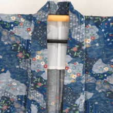 Load image into Gallery viewer, 紬 着物 単衣 紺色ｘ緑色ｘ赤色 ブルーグレー 雲取りに小花や幾何学模様 絹 身巾ゆったりサイズ バチ衿 カジュアル 仕立て上がり着物 身丈161cm