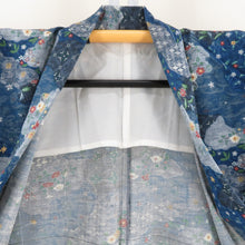 Load image into Gallery viewer, 紬 着物 単衣 紺色ｘ緑色ｘ赤色 ブルーグレー 雲取りに小花や幾何学模様 絹 身巾ゆったりサイズ バチ衿 カジュアル 仕立て上がり着物 身丈161cm