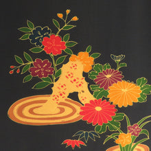 Load image into Gallery viewer, 羽織 正絹 刺繍 金コマ 枯山水に花々模様 黒ｘ辛子色ｘ多色 絵羽文様 一つ紋 五三桐紋 着物コート 和装 ちりよけ 身丈73cm
