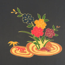 Load image into Gallery viewer, 羽織 正絹 刺繍 金コマ 枯山水に花々模様 黒ｘ辛子色ｘ多色 絵羽文様 一つ紋 五三桐紋 着物コート 和装 ちりよけ 身丈73cm