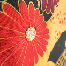 Load image into Gallery viewer, 羽織 正絹 刺繍 金コマ 枯山水に花々模様 黒ｘ辛子色ｘ多色 絵羽文様 一つ紋 五三桐紋 着物コート 和装 ちりよけ 身丈73cm