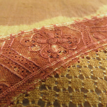 Load image into Gallery viewer, 名古屋帯 スワトー刺繍 お太鼓柄 黄色ｘエンジ色ｘ茶色 地紙文 紬地 正絹 カジュアル 仕立て上がり 長さ357cm