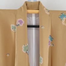 Load image into Gallery viewer, 小紋 袷 身丈Lサイズ 身巾ゆったり 辛子色ｘ多色 飛び花模様 仕付け糸付き 正絹 広衿 仕立て上がり着物 身丈167cm