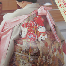 Load image into Gallery viewer, 子供着物 お宮参り 縁起物セット でんでん太鼓 犬張子 熨斗扇子 日本製 箱入 縁起物 和装小物 女の子