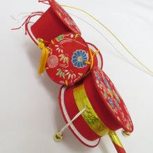 Load image into Gallery viewer, 子供着物 お宮参り 縁起物セット でんでん太鼓 犬張子 熨斗扇子 日本製 箱入 縁起物 和装小物 女の子