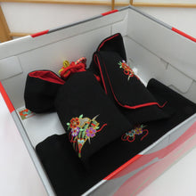 Load image into Gallery viewer, 子供着物 女児用 子ども用 作り帯 結び帯 7歳用 ブラック 花・扇子 刺繍 縮緬 七五三 祝着 晴れ着 舞台衣装 ちりめん