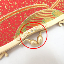 Load image into Gallery viewer, 子供着物 女児 筥迫セット 髪飾り付き 赤×金 毬柄 女の子用 中寸サイズ 七五三 はこせこ 作り帯 結び帯 キッズ 手まり