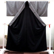Load image into Gallery viewer, 小紋 洗える着物 袷 黒×白 鮫小紋 広衿 仕立て上がり ポリエステル着物 カジュアル 普段使い 街着屋 Mサイズ 身丈162.6cm