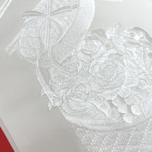 Load image into Gallery viewer, 刺繍半衿 2枚セット オフホワイト 花 プレゼントボックス ポリエステル 半襟 振袖 礼装 成人式 卒業式 和装小物 日本製