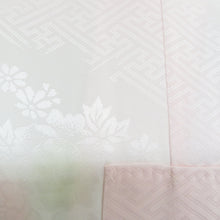 Load image into Gallery viewer, 襦袢 長襦袢 薄ピンク色 ぼかし 紗綾形に花模様 居敷当付 えもん抜き付き 手縫い本仕立て 正絹 タグ付き 半衿付き バチ衿 仕立て上がり 女性着物用