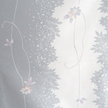 Load image into Gallery viewer, 小紋 ポリエステル 単衣 灰色ｘ薄ピンク色 グレー系 花模様 広衿 Ｌサイズ 仕立て上がり 身丈164cm