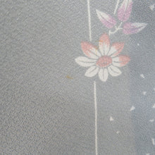 Load image into Gallery viewer, 小紋 ポリエステル 単衣 灰色ｘ薄ピンク色 グレー系 花模様 広衿 Ｌサイズ 仕立て上がり 身丈164cm
