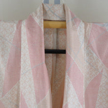 Load image into Gallery viewer, 紬 着物 正絹 単衣 薄ピンク色ｘオレンジ色 幾何学模様 広衿 カジュアル 仕立て上がり着物 身丈158cm