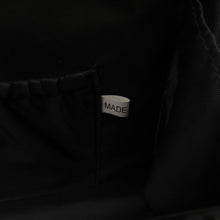 Load image into Gallery viewer, 和装バッグ 黒色ｘ銀色 シルバー系 ドット模様 ハンドバッグ ショルダーバッグとしても パーティーバッグ 着物バッグ 鎖付き 洋装 和小物