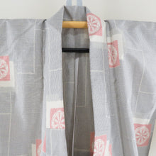 Load image into Gallery viewer, 紬 着物 正絹 単衣 白色ｘ灰色ｘ赤色 四角に源氏車模様 バチ衿 カジュアル 仕立て上がり着物 身丈157cm