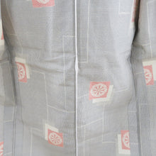 Load image into Gallery viewer, 紬 着物 正絹 単衣 白色ｘ灰色ｘ赤色 四角に源氏車模様 バチ衿 カジュアル 仕立て上がり着物 身丈157cm
