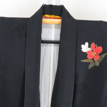 Load image into Gallery viewer, 振袖 正絹 ブラック系 黒色ｘオレンジ色ｘ黄色ｘ多色 ぼかし 花文様 刺繍入り 伊達襟付き Lサイズ 金コマ 袷 広衿 成人式 卒業式 フォーマル 身丈163.5cm