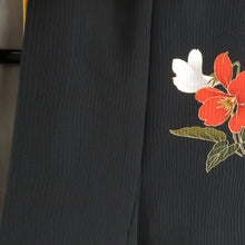 Load image into Gallery viewer, 振袖 正絹 ブラック系 黒色ｘオレンジ色ｘ黄色ｘ多色 ぼかし 花文様 刺繍入り 伊達襟付き Lサイズ 金コマ 袷 広衿 成人式 卒業式 フォーマル 身丈163.5cm